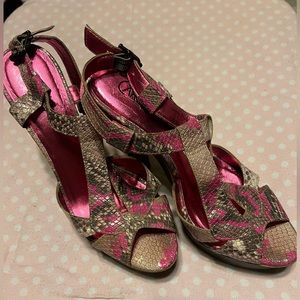 Carlos Santana. Size 7.5. Pink snake print